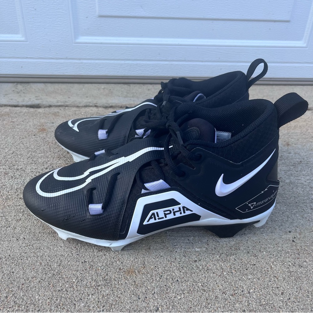 Nike Men's Alpha Menace Pro 3 Mid Football Cleats
